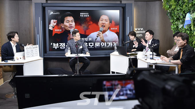 이준석 개혁신당 대표와 한국사 강사 출신 유튜버 전한길(본명 전유관), 김미영 VON 대표, 이영돈PD, 박주현 변호사가 27일 오후 서울 종로구 '펜앤마이크'에서 부정선거를 주제로 무제한 토론을 하고 있다. 사진=개혁신당