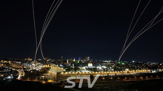이스라엘이 이란 미사일을 요격하는 모습