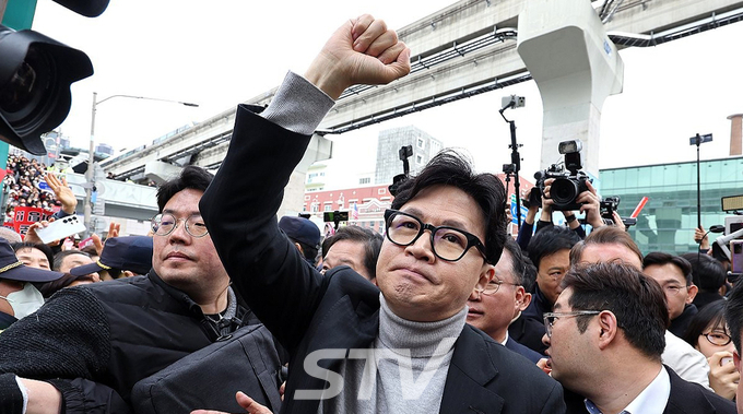 한동훈 국민의힘 전 대표가 지난 27일 오후 대구 서문시장을 찾은 자리에서 지지자들에게 인사하고 있다.