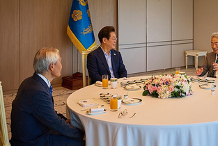 李대통령, 조갑제·정규재와 오찬…“모두의 대통령 되겠다”
