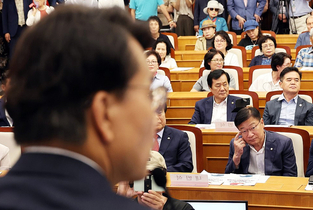 野 쇄신 압박에 버티기 들어간 친윤계