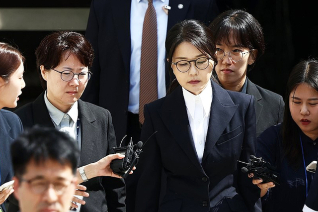 특검 "김건희, 대부분 진술거부…18일 재소환"