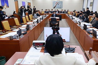 허위조작정보근절법 과방위 통과…국힘 퇴장